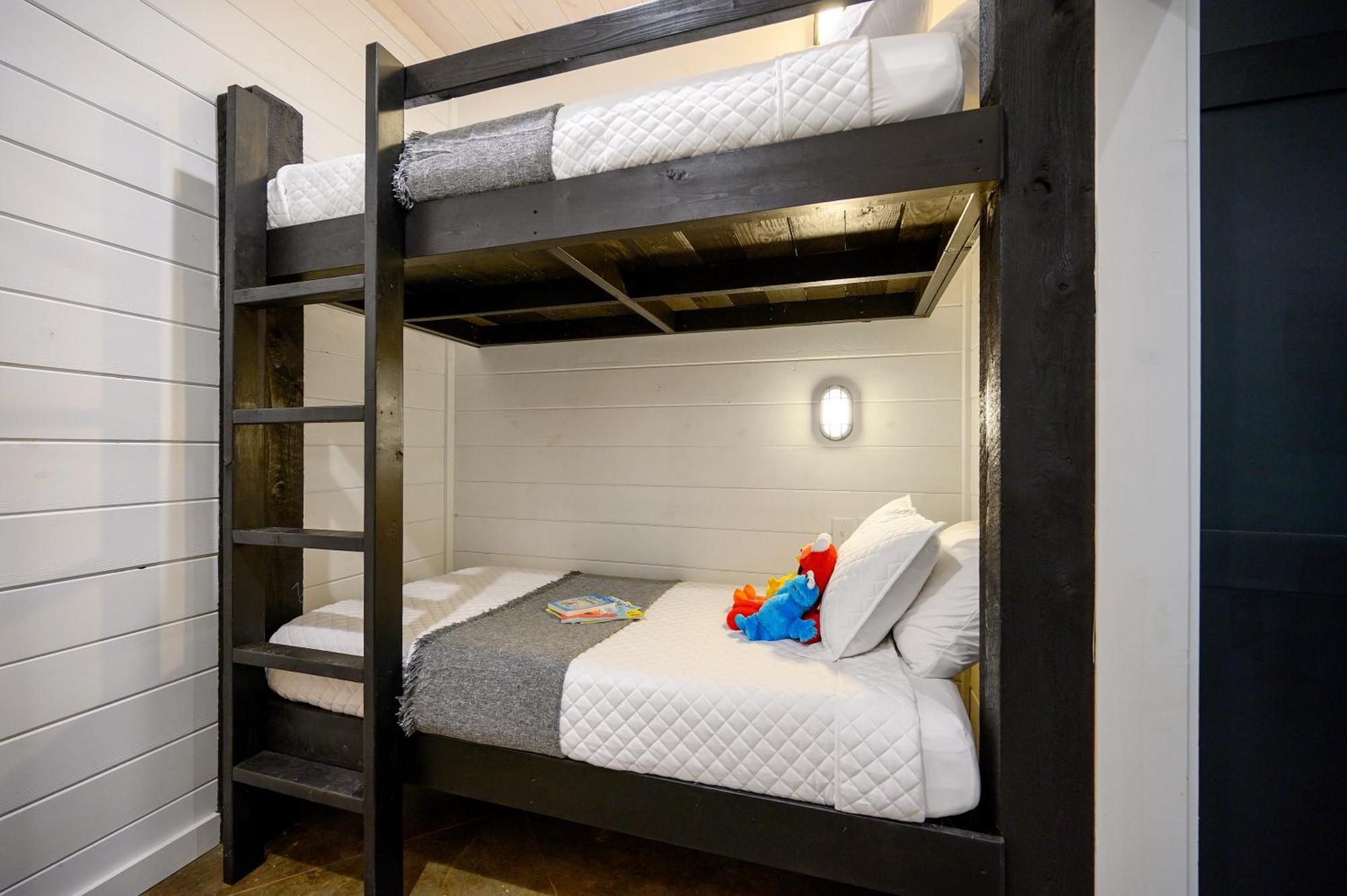 ברוקן בו Two Knights Luxury Cabin מראה חיצוני תמונה