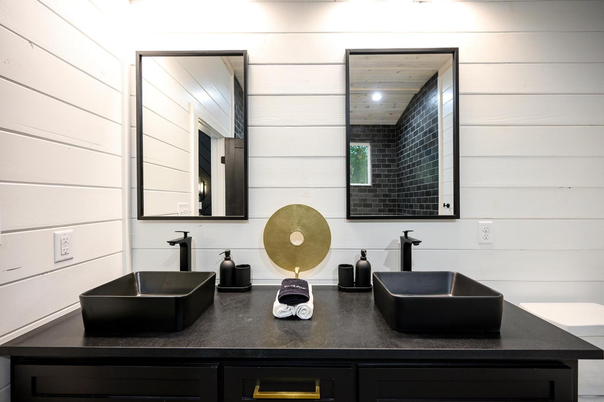ברוקן בו Two Knights Luxury Cabin מראה חיצוני תמונה